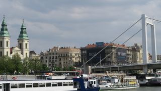 この橋のたもとの東側にある広場には古代ローマ遺跡、西側の広場にはエルジェーベトの像があります！