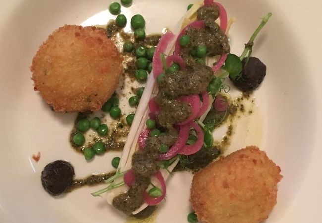 川沿いのおしゃれなレストラン