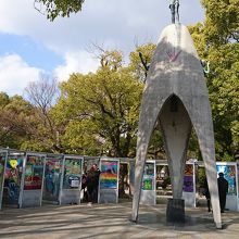 原爆の子の像と折り鶴ブース