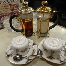 プレス式のティーポットで