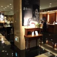 エントランスがゴージャスで雰囲気が良い