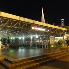 裏はセントアンドリュース教会。