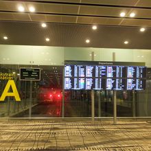 乗り場。左のほうにあと何分で来ますという電光表示が。