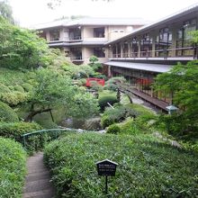 庭から建物を。