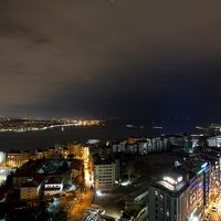 最上階のバーからのボスポラス海峡の夜景