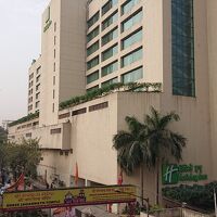 ホテル周辺はローカルな店ばかり。