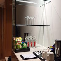 部屋には、水のボトルと湯沸かし器があります