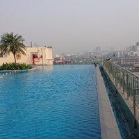 屋上にはプールもあります