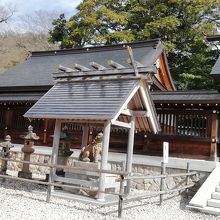 神門前には一対の狛犬が鎮座しています