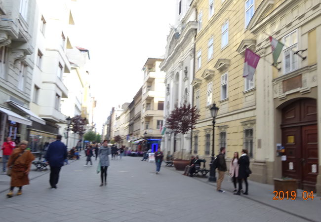 歩行者天国になっているので快適に歩けます。