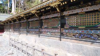 本殿を囲む塀の透かし彫