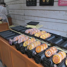店内の陳列状況、奥に食パン手前は各種ベイクです。