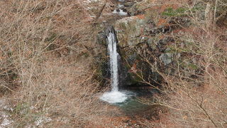 四万温泉で唯一道から眺められる滝