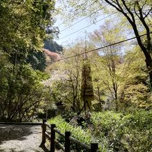 山門への途上です