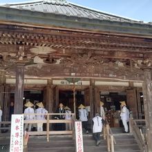 巡礼姿のツアー団体客が大勢お見えになりました