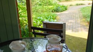 ガーデンハウスカフェでお茶。冷房がないことに注意。