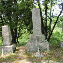 山頂にある赤松正範の碑