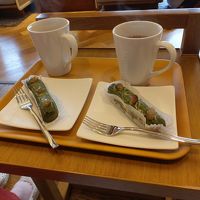 エクレアとコーヒー。