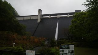 目前に忽然と現れる巨大ダム