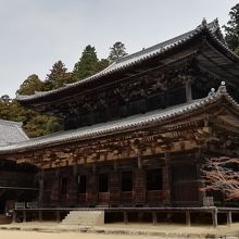 大講堂、左は食堂です