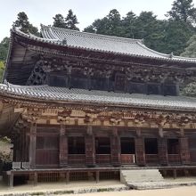 大講堂、左は食堂の軒です