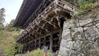 迫力ある懸造り、舞台や回廊からの眺めも見事です