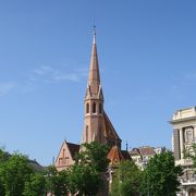 レンガ色の尖塔の教会です。