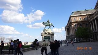 王宮の丘にある国立美術館の前にあります。