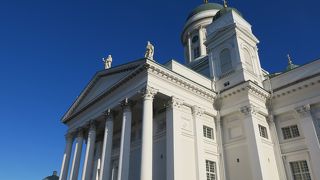 青空を背景に美しい白亜の大聖堂