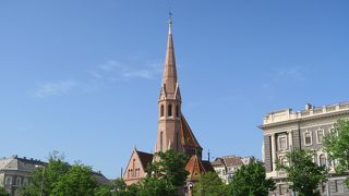 レンガ色の尖塔の教会です。
