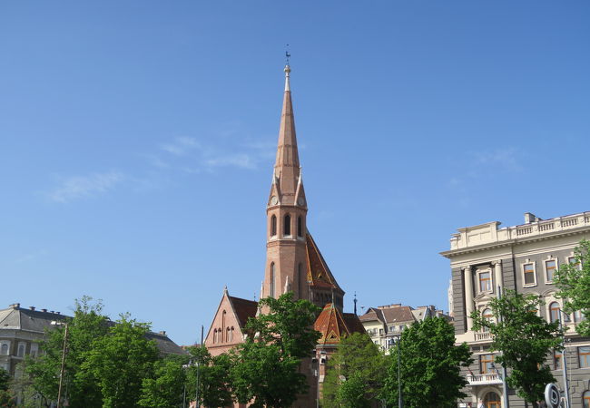 レンガ色の尖塔の教会です。