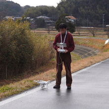 ドローンの飛行準備中