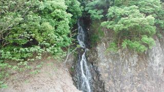 西湖に注ぐ人口の滝