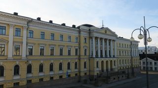 元老院広場を取り囲む美しい建物