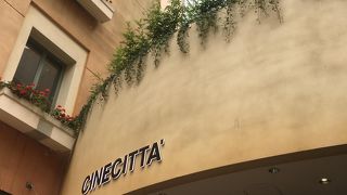 毎月1日と23日には1,100円で映画を見ることができます。