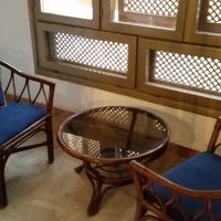 ベッドの隣の小部屋にソファ