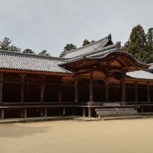 常行堂、右が食堂です