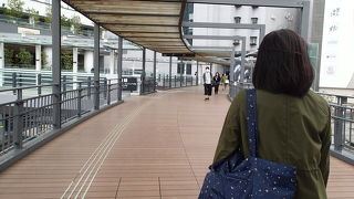 カーブしたアプローチがあり、期待感を持たせます