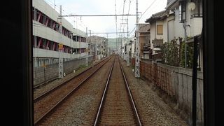 JRと、ほぼ並走するものの、駅が多い