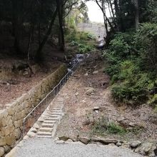 開山堂の左にある賽の河原です