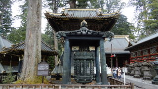 日光東照宮の燈籠はどれも重厚なものばかりで、豪華だがシックなものと感じます。