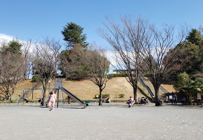 長い滑り台がある公園