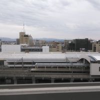 目の前に駅のホームが見えることを朝になって気付きました。