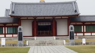 玄装三蔵師の座像と舎利が収められているお堂