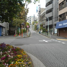 下から見上げた暗闇坂。両側の崖から鬱蒼と木が覆っていたのか？