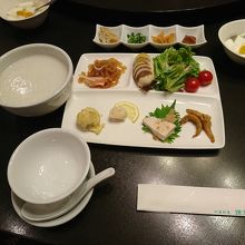 朝食の中華粥。