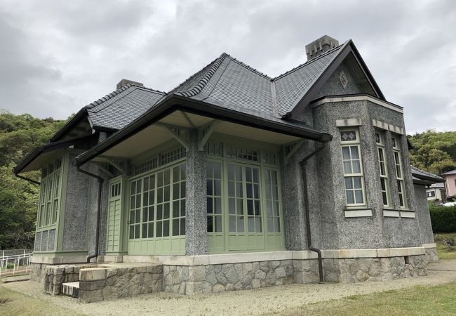 本格近代和風建築や洋館、美術館。銅精錬所跡など複数の施設があります。