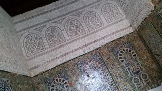 白い漆喰の透かし彫りが美しい