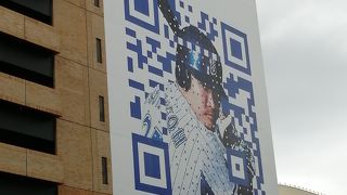 壁面にベイスターズがある横浜ビブレ！ニトリとかスタバもあるよ。駅から近いよ。