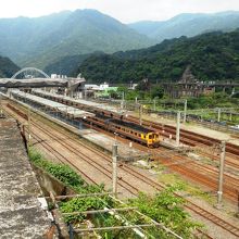 ホートンの駅をのぞむ。周囲は深い山。